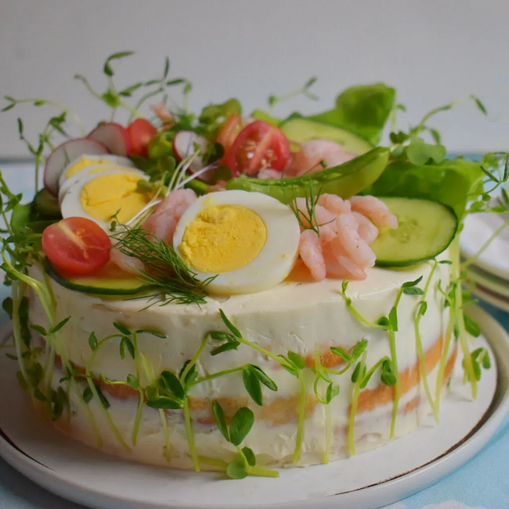 Smörgåstårta med räkor, ägg, gurka, tomat och ärtskott